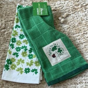 NEW. Green and White Shamrock Kitchen Towels Set.